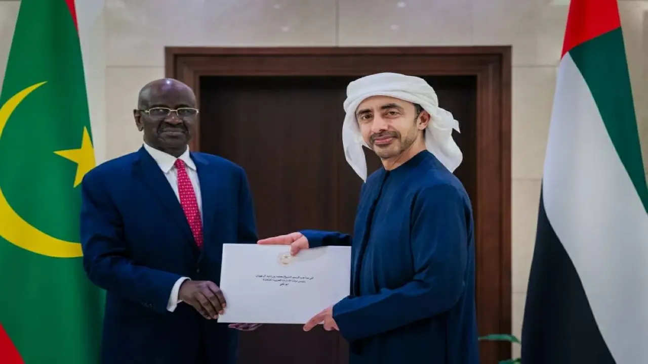 عبدالله بن زايد يتسلم رسالة خطية موجهة إلى محمد بن زايد من رئيس موريتانيا